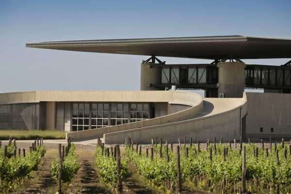 Alfa Crux Winery architecture